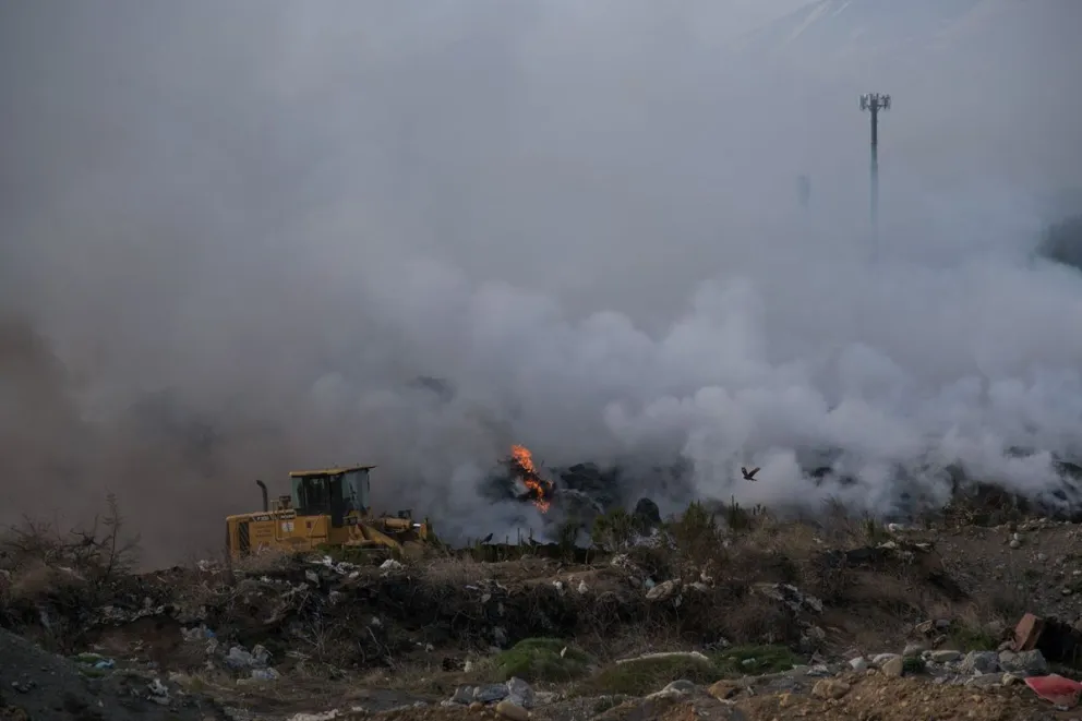 Un incendio en el vertedero cubrió de humo la ciudad