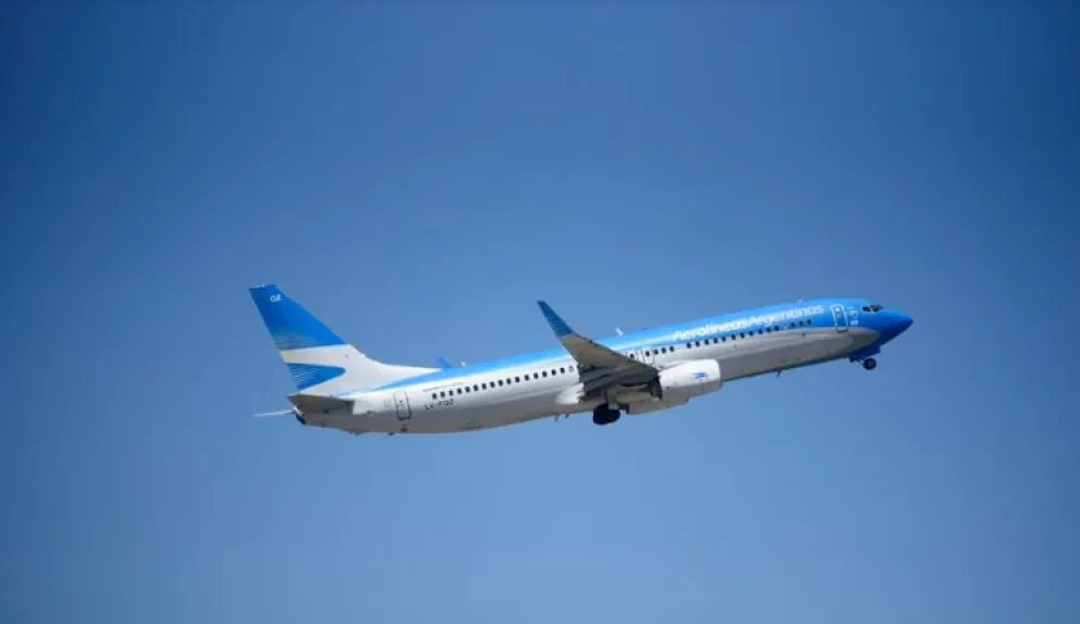 Anuncian el retorno de vuelos, micros de larga distancia y trenes
