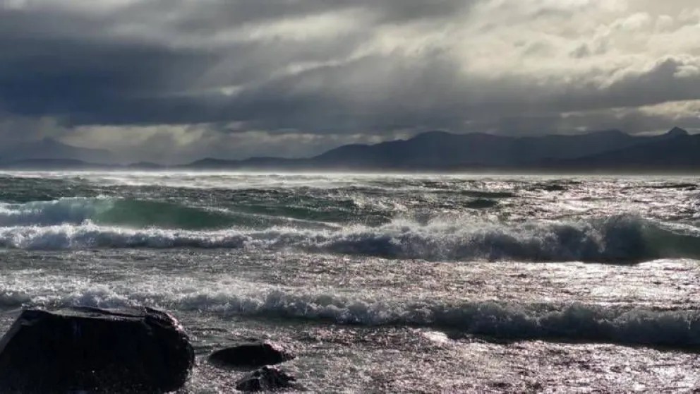 Por los fuertes vientos cierran los senderos y puertos de Bariloche