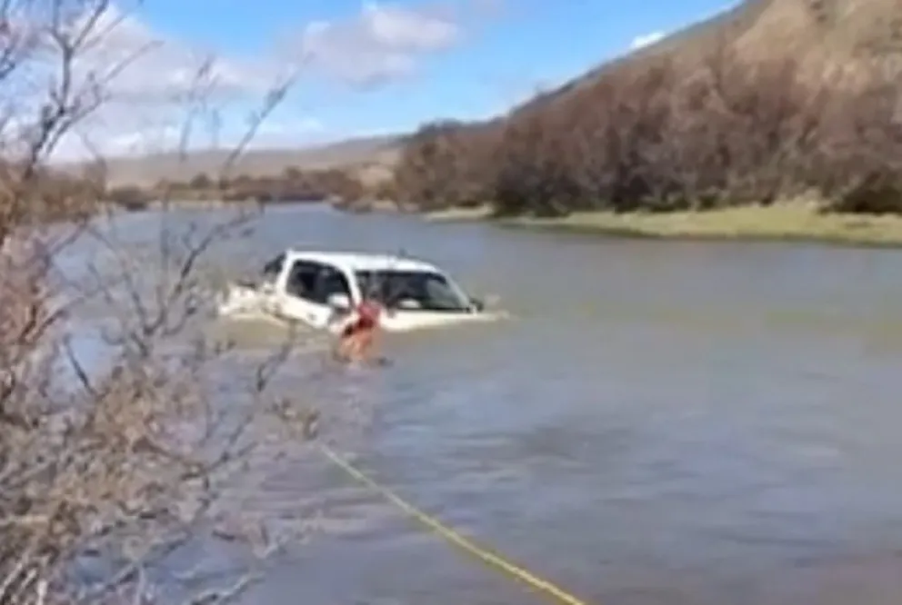 Video: Increíble rescate de una camioneta en el Pichi Leufu