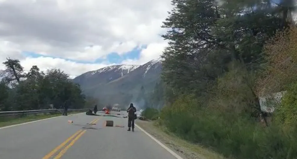 Villa Mascardi: Cortan ruta 40 en rechazo al desalojo en El Foyel