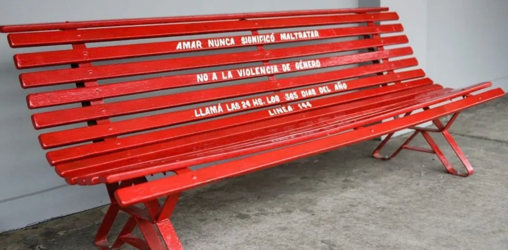Bancos rojos para recordar a las víctimas de violencia de género