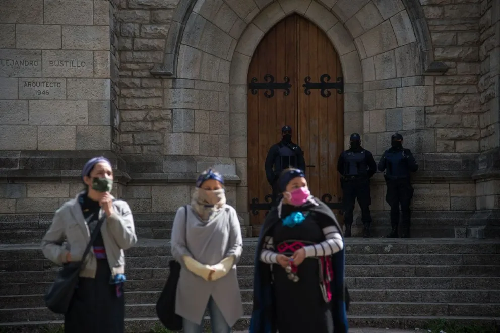 Mapuches se manifestaron en la puerta de la iglesia Catedral