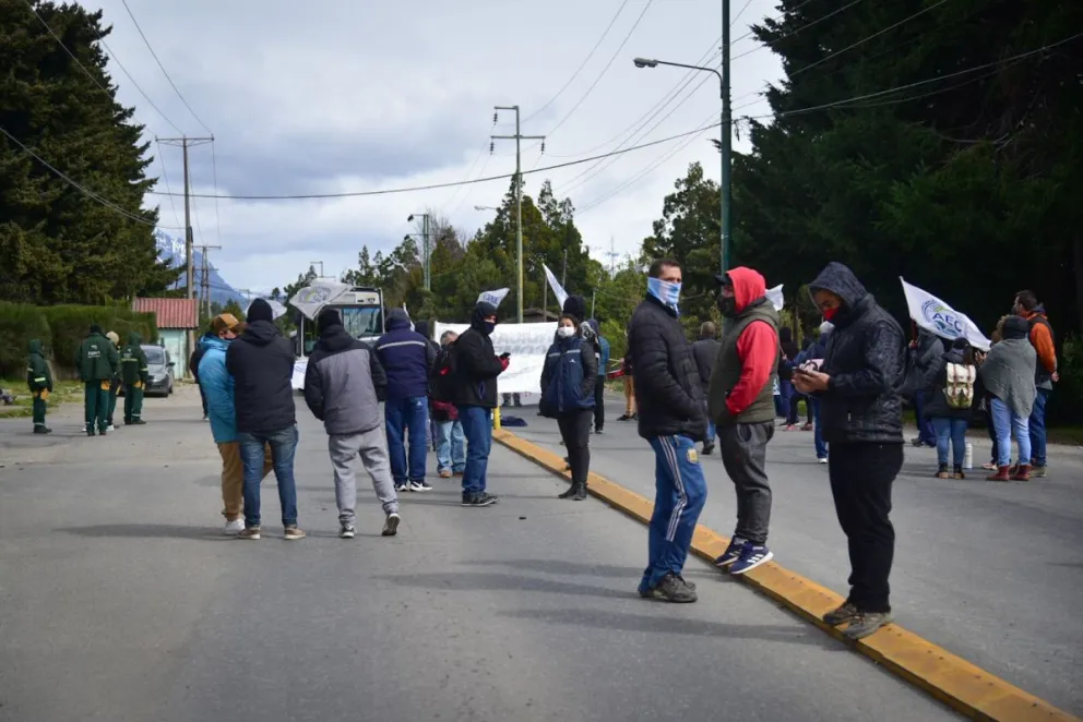 Los trabajadores de limpieza del Centro Atómico cortan Bustillo