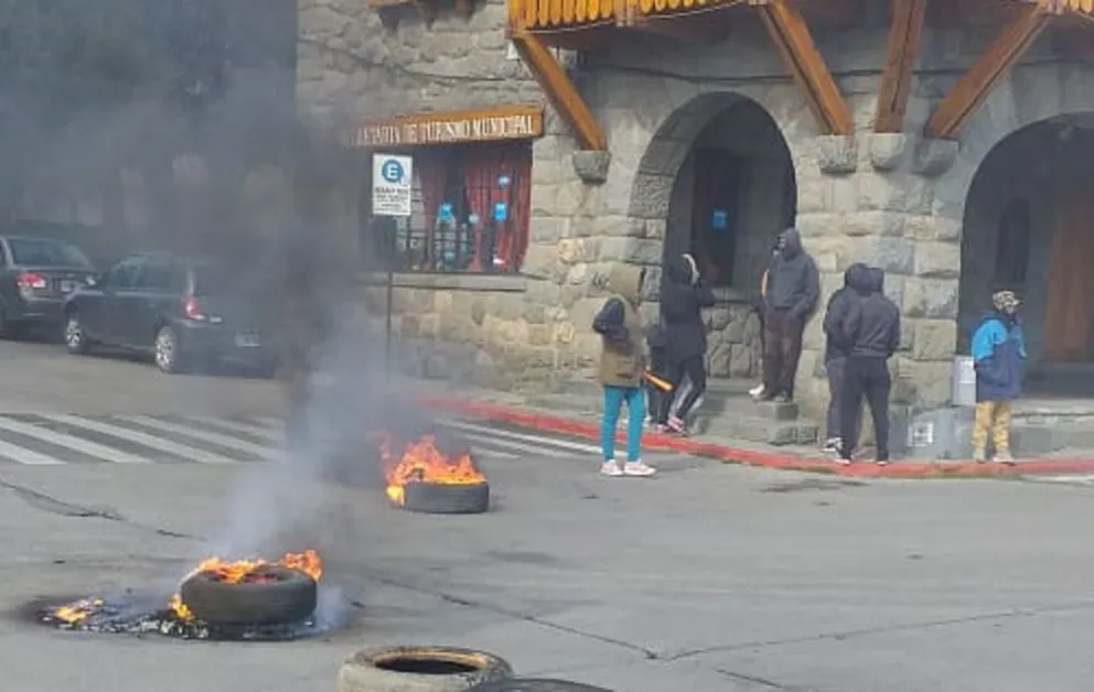Protesta frente al Municipio por el derecho a la tierra y a la vivienda