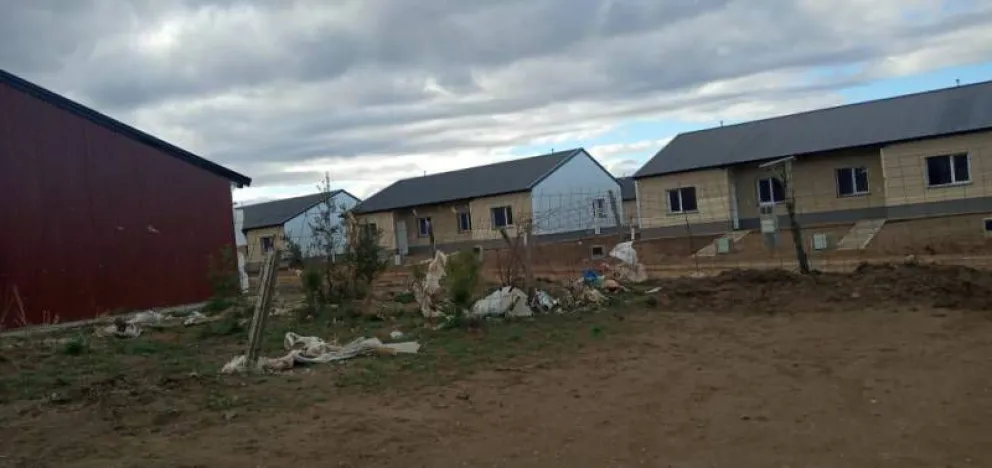 Vecinos acampan para cuidar lotes y viviendas