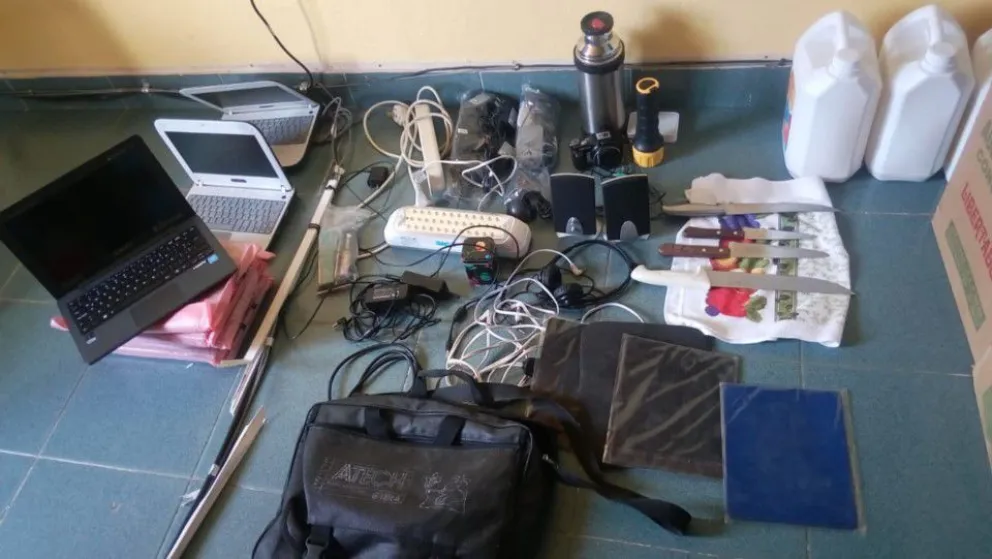 Robó varias computadoras de una escuela y su propia madre lo entregó a la Policía