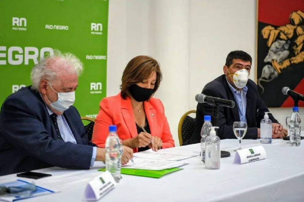 Carreras y González García firmaron convenios que refuerzan el sistema sanitario rionegrino