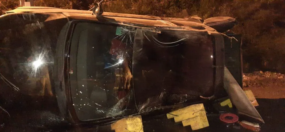 Una camioneta volcó en Bustillo