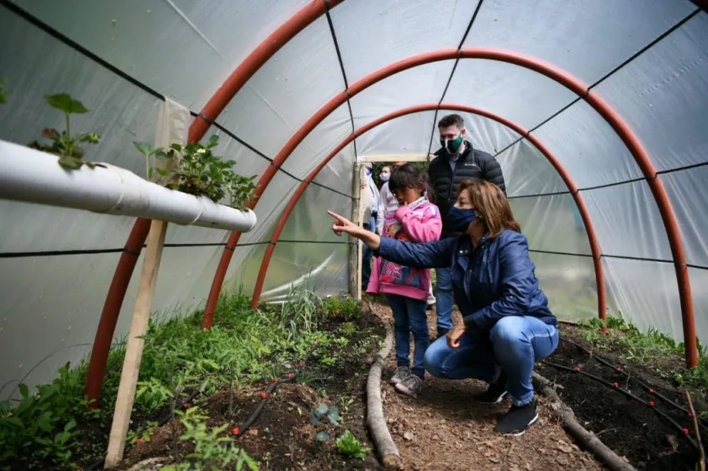 Invernaderos, Miles de Oportunidades: 10 familias de Bariloche cuentan con los primeros certificados