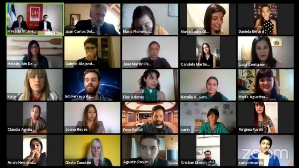 Más de 60 graduados recibieron su diploma de manera online