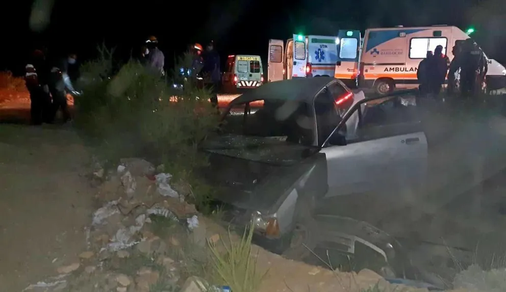 Automóvil cayó a un arroyo: Algunos ocupantes fueron llevados al hospital, otros detenidos