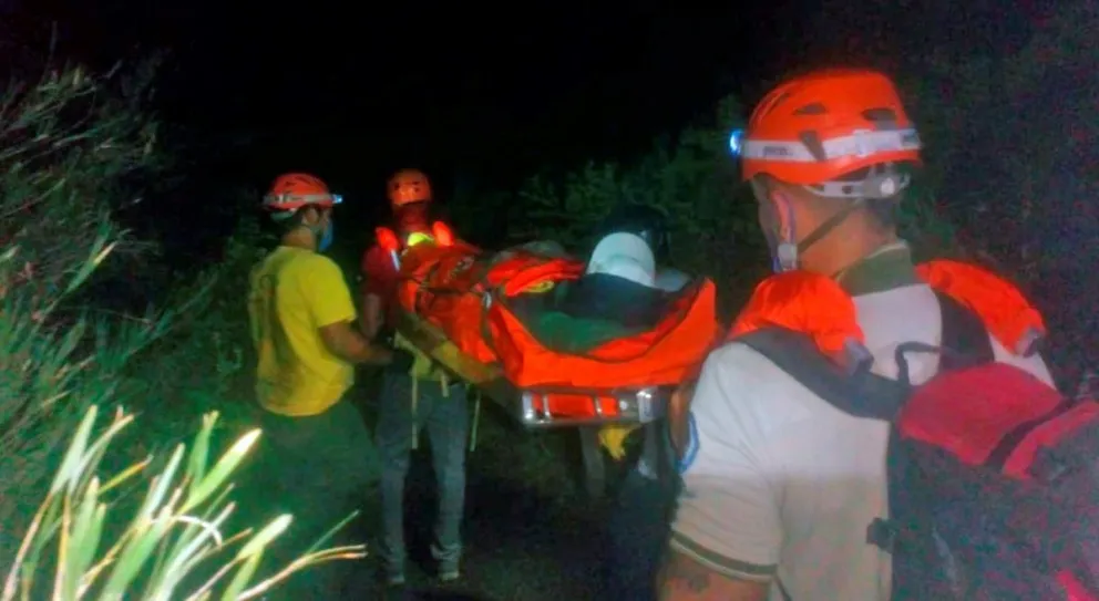 Evacuaron a un joven que se accidentó en el sendero a Frey