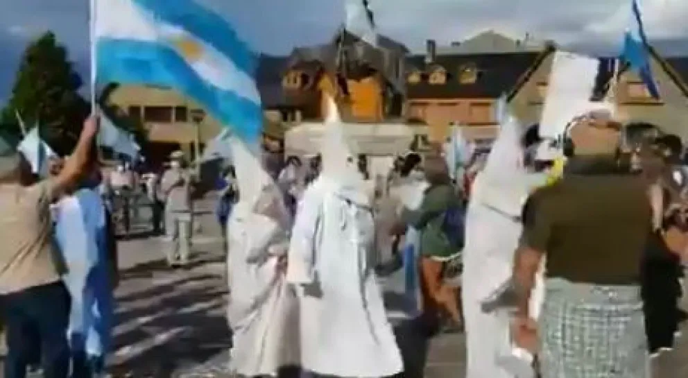 Vestidos del Ku Klux Klan en Bariloche: “La elección de este disfraz no es inocente"
