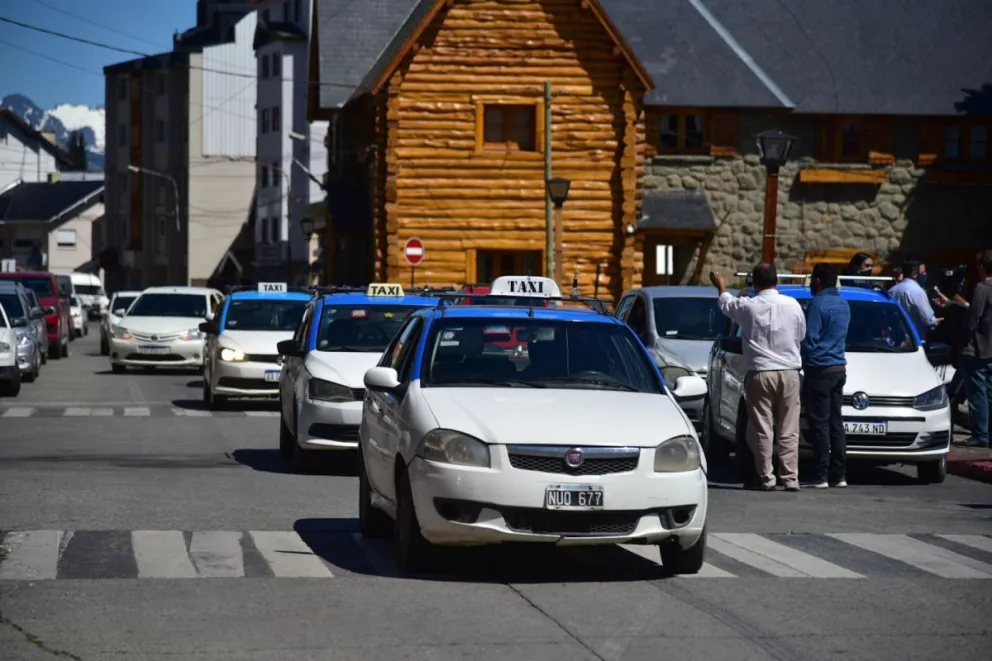 Taxistas realizaron un bocinazo en el Centro Cívico