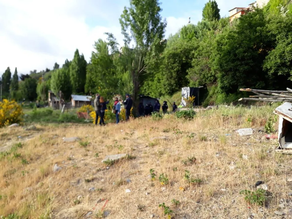 Desalojaron un lote municipal en la barda del Ñireco