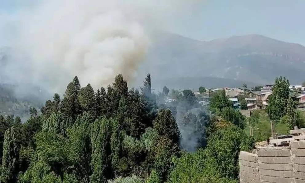 Contienen tres focos de incendio en la zona de la barda del Ñireco
