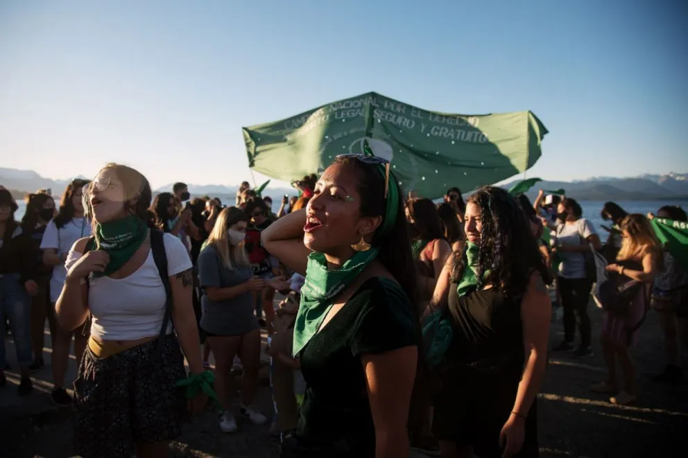 En imágenes, la "Caravana verde" en Bariloche por el aborto legal y seguro