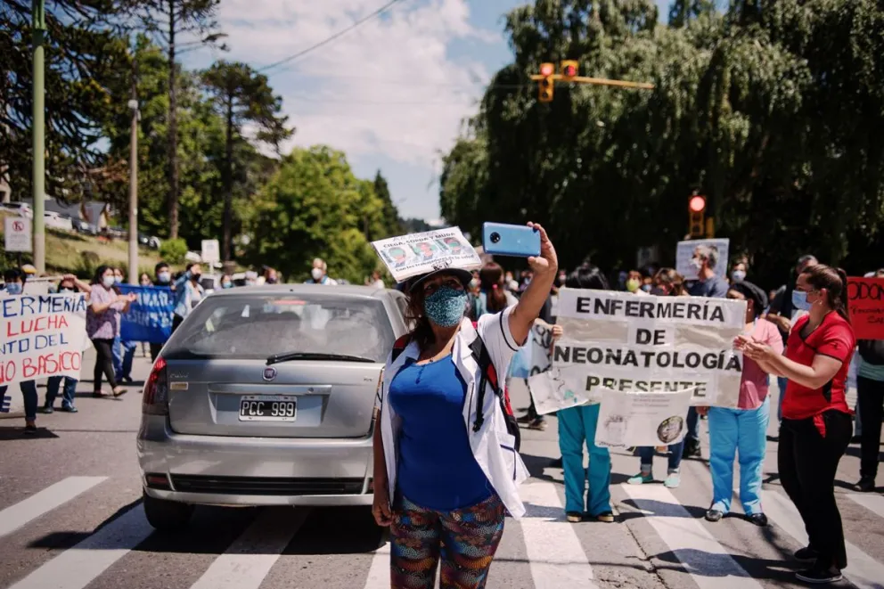 Por 10 semanas, los trabajadores de salud mantuvieron un reclamo salarial. Ayer, renunciaron 32 jefes y coordinadores de servicios.