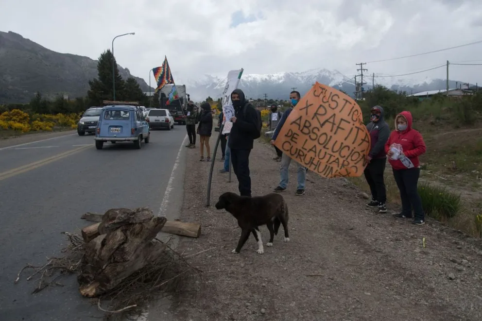 En la rotonda de Diarco se repartieron volantes a los automovilistas.