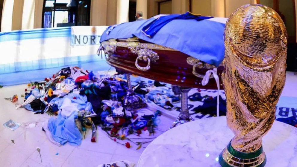 Conmovedor adiós a Diego Maradona durante el masivo velatorio en Casa Rosada (Fotos: Télam)