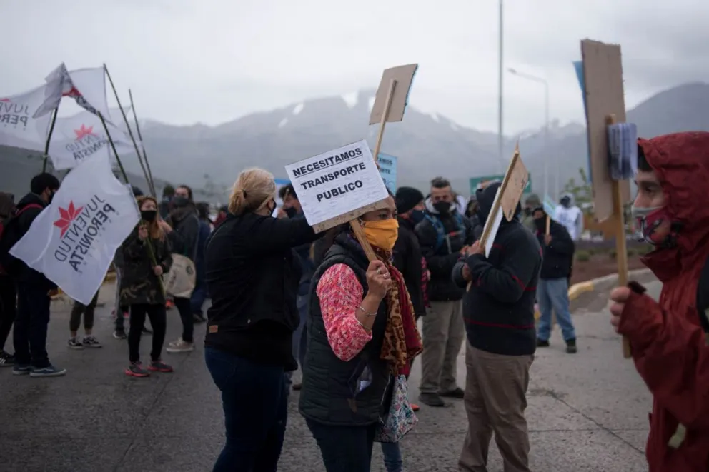 Vecinos y vecinas de distintos barrios se manifestaron por la falta de colectivos.
