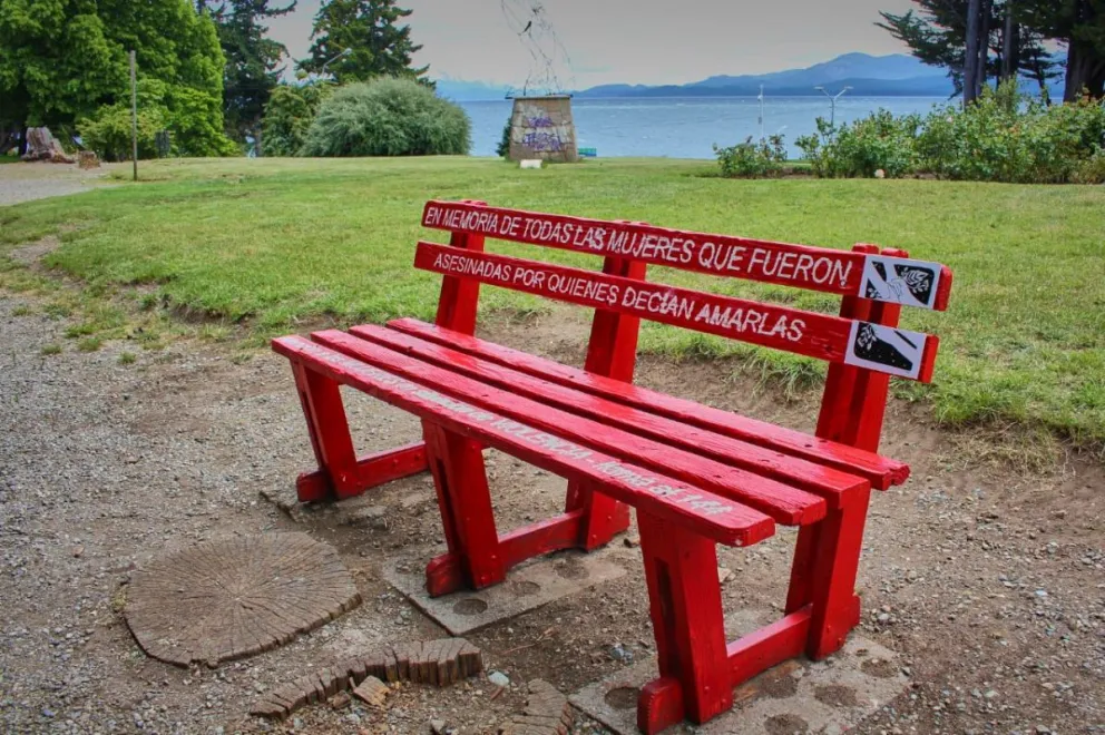 Un mural y un banco rojo contra la violencia hacia las mujeres