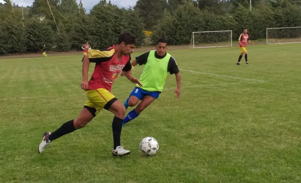 Enzo Faranda con el balón. Buen ensayo del "Cruzado".