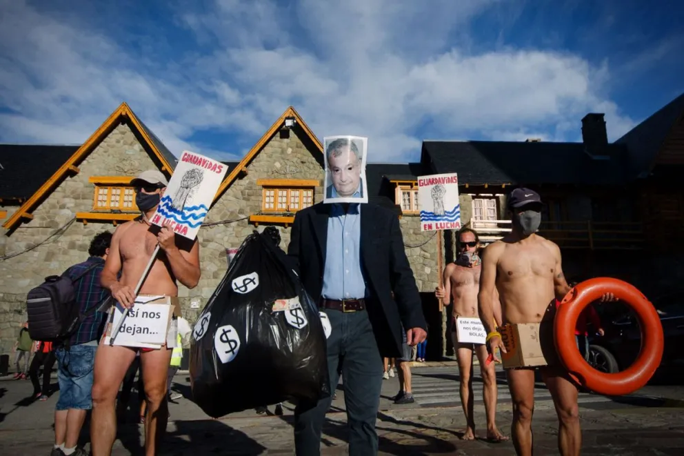 En diciembre, una de las marchas de los guardavidas: Casi desnudos y disfrazados de las autoridades municipales, salieron a reclamar por los términos de sus contrataciones. (Foto: Marcelo Martínez)