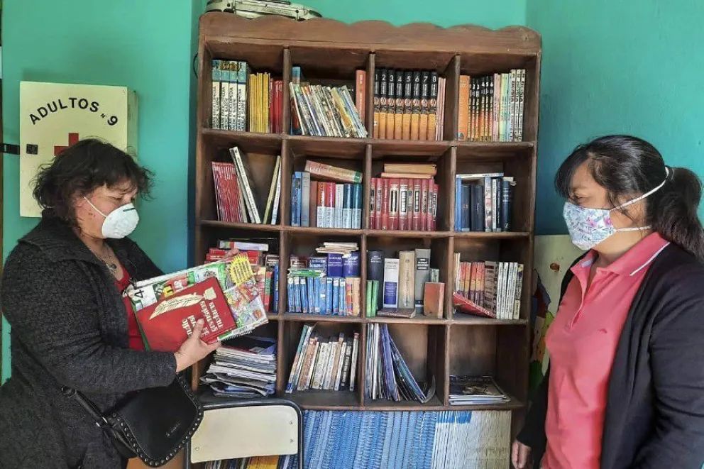 Con entrega de diplomas casa por casa, termina el año lectivo de adultos