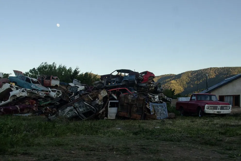 Otra vez la chatarra: Vecinos reclaman por un basural en el barrio El Pilar