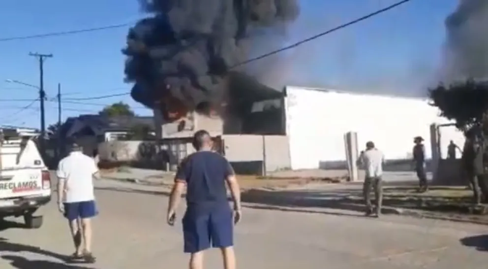 Video: Voraz incendio en un taller de chapa y pintura