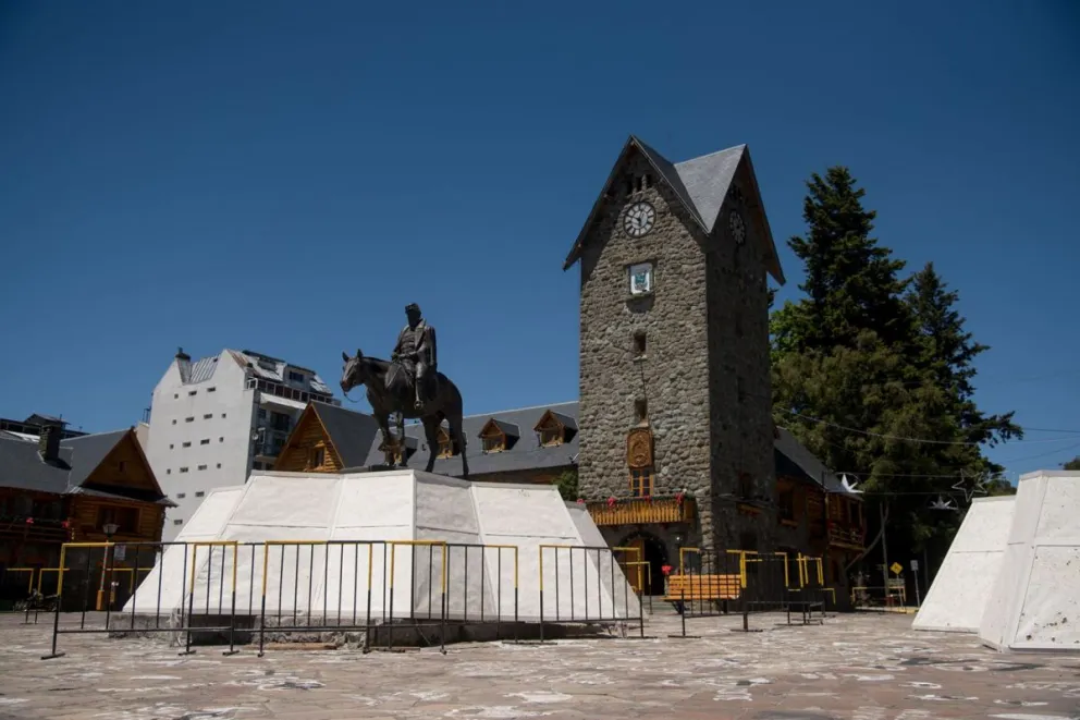 Comenzó el armado del pino de Navidad en el Centro Cívico