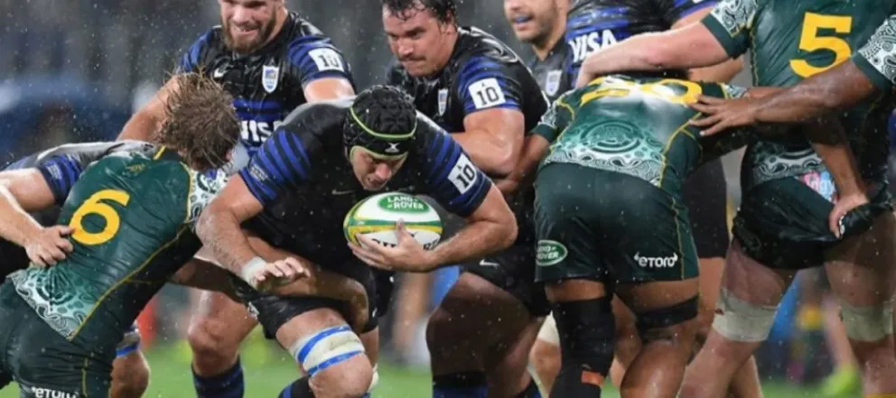 Alemanno con la pelota, acompañado por Zeiss y Kremer.