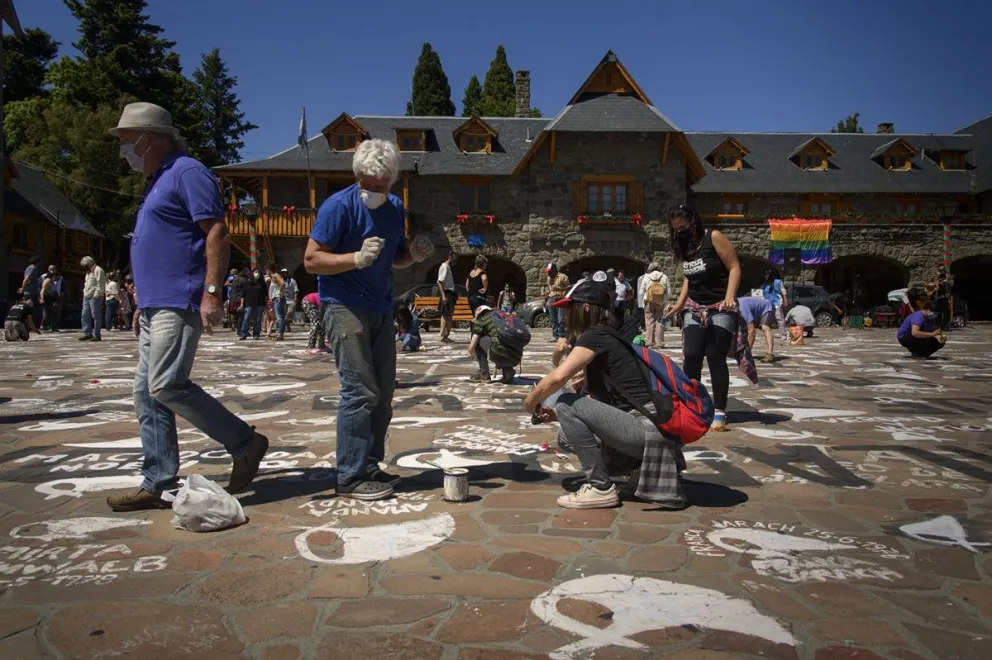 El domingo pasado la plaza amaneció con mensajes pintados sobre los pañuelos.