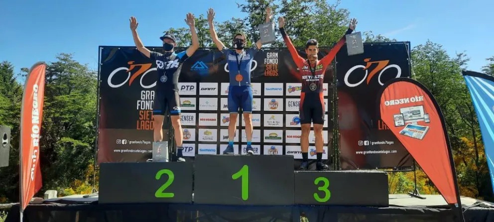 Denis Heredia en lo más alto del podio de su división.