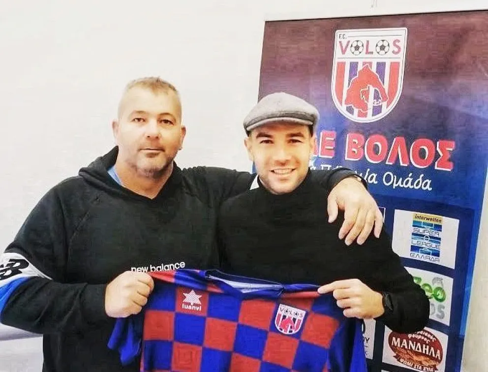 Grillo y su nueva camiseta. La presentación en Grecia.