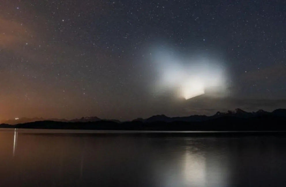 Fotos: Una extraña luz se registró sobre el lago Nahuel Huapi