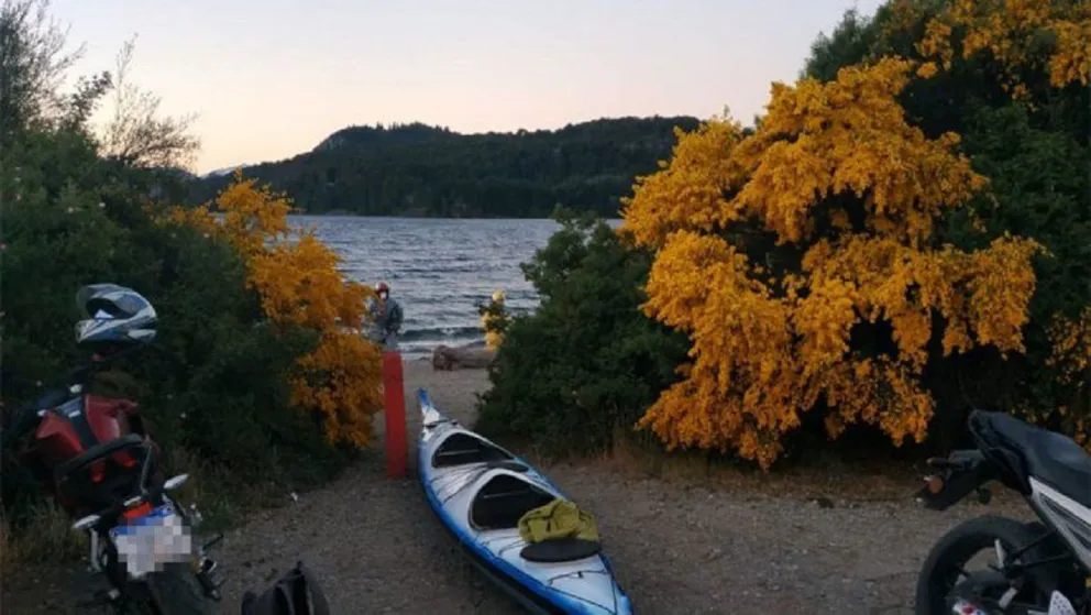 Buscan a un joven que cayó al agua tras darse vuelta su kayak