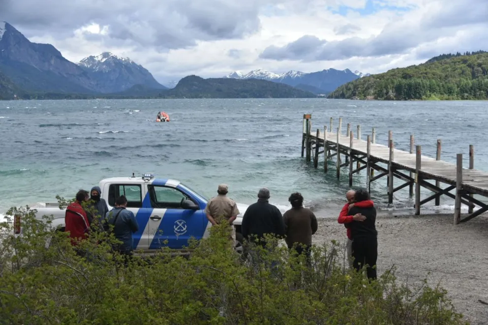 Familiares del joven kayakista aguardan novedades sobre la búsqueda de Prefectura. (Fotos: Marcelo Martínez)