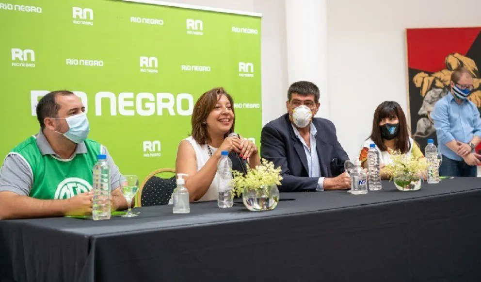 Carreras entregó a Unter y ATE los decretos que reglamentan los programas de acceso a viviendas