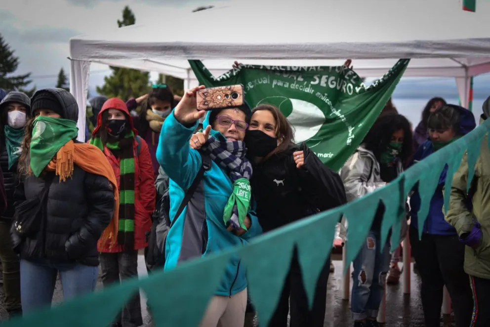 Video: Así fue la vigilia en Bariloche por la legalización del aborto