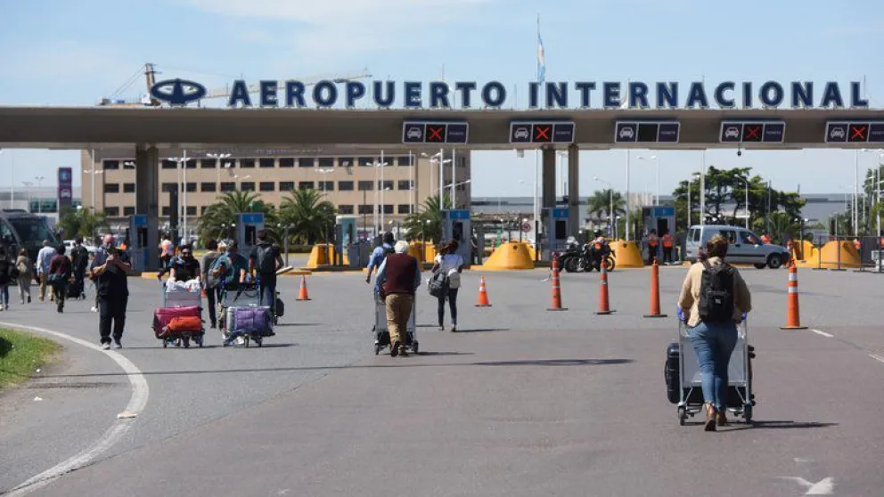 Caos en Ezeiza: Un corte impide el ingreso de autos al aeropuerto