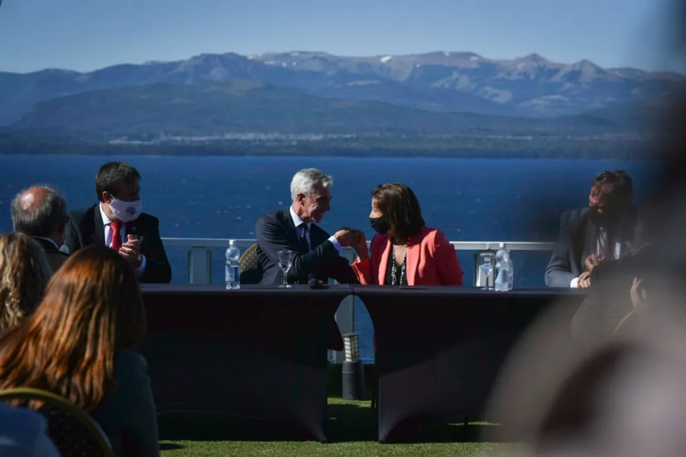 La firma de convenio se realizó en el hotel Villa Huinid.