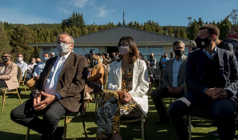 La diputada estuvo presente en la firma de convenios para la construcción de las terminales de Bariloche y San Antonio Oeste.