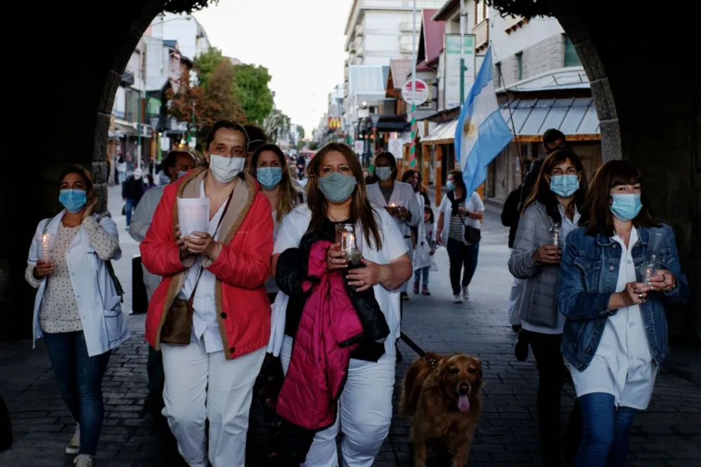 La semana pasada, personal de Salud marchó con velas y antorchas al Centro Cívico. (Foto: Marcelo Martínez)
