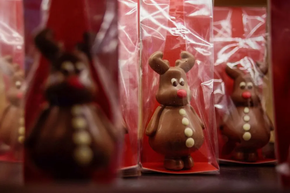 Figuras de chocolates y otras delicias: Rapa Nui siempre sorprende a la hora de vestir la mesa navideña. (Fotos: Marcelo Martínez)