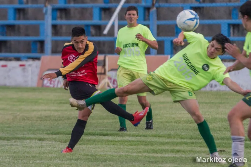 Valdebenito saca el remate. Cruz del Sur ganó un amistoso.