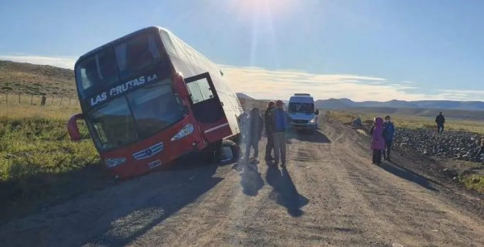 Un micro que venía a Bariloche casi vuelca y terminó en la banquina