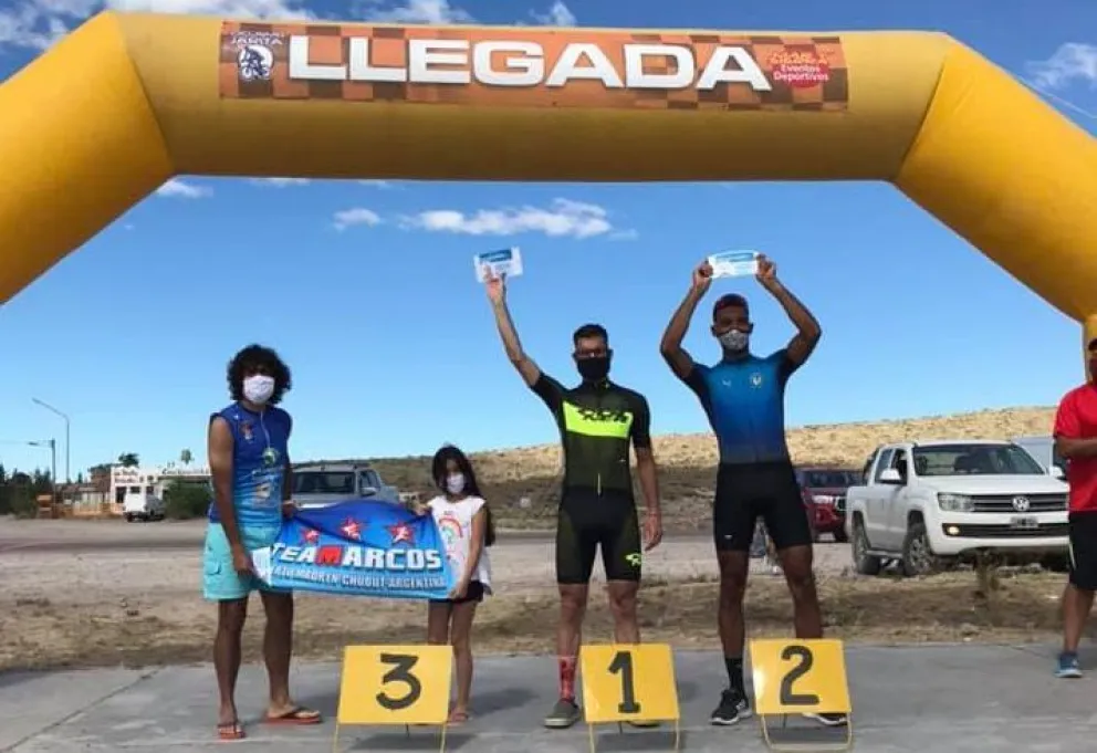 Marcos, en el centro, festejando en su división.